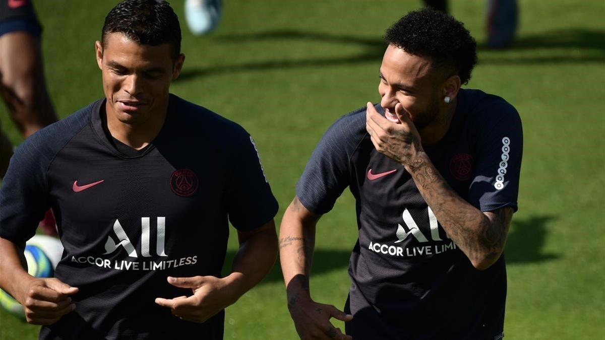 Neymar y Thiago Silva, en el entrenamiento de este jueves.