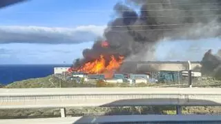 Incendio de palés en una nave de un polígono industrial de Tenerife
