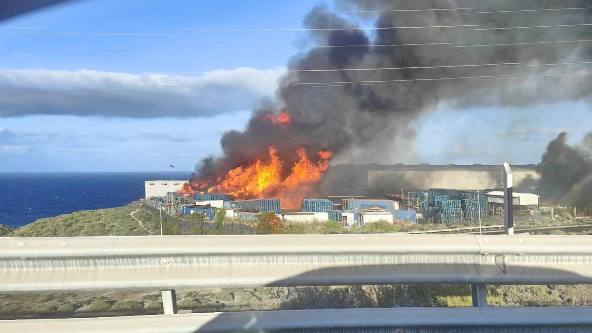 Incendio de palés en una nave de un polígono de Tenerife