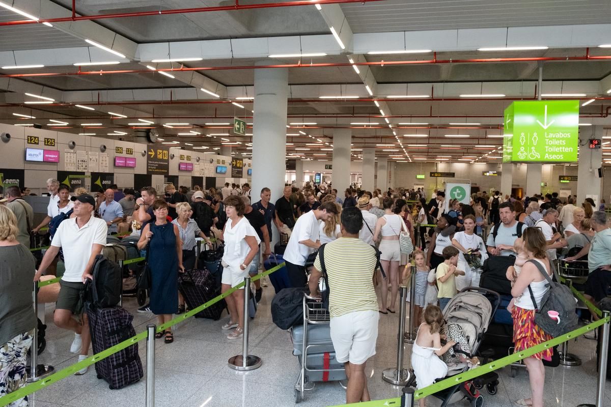 Las fotos del aeropuerto de Palma durante la primera jornada de huelga de controladores franceces
