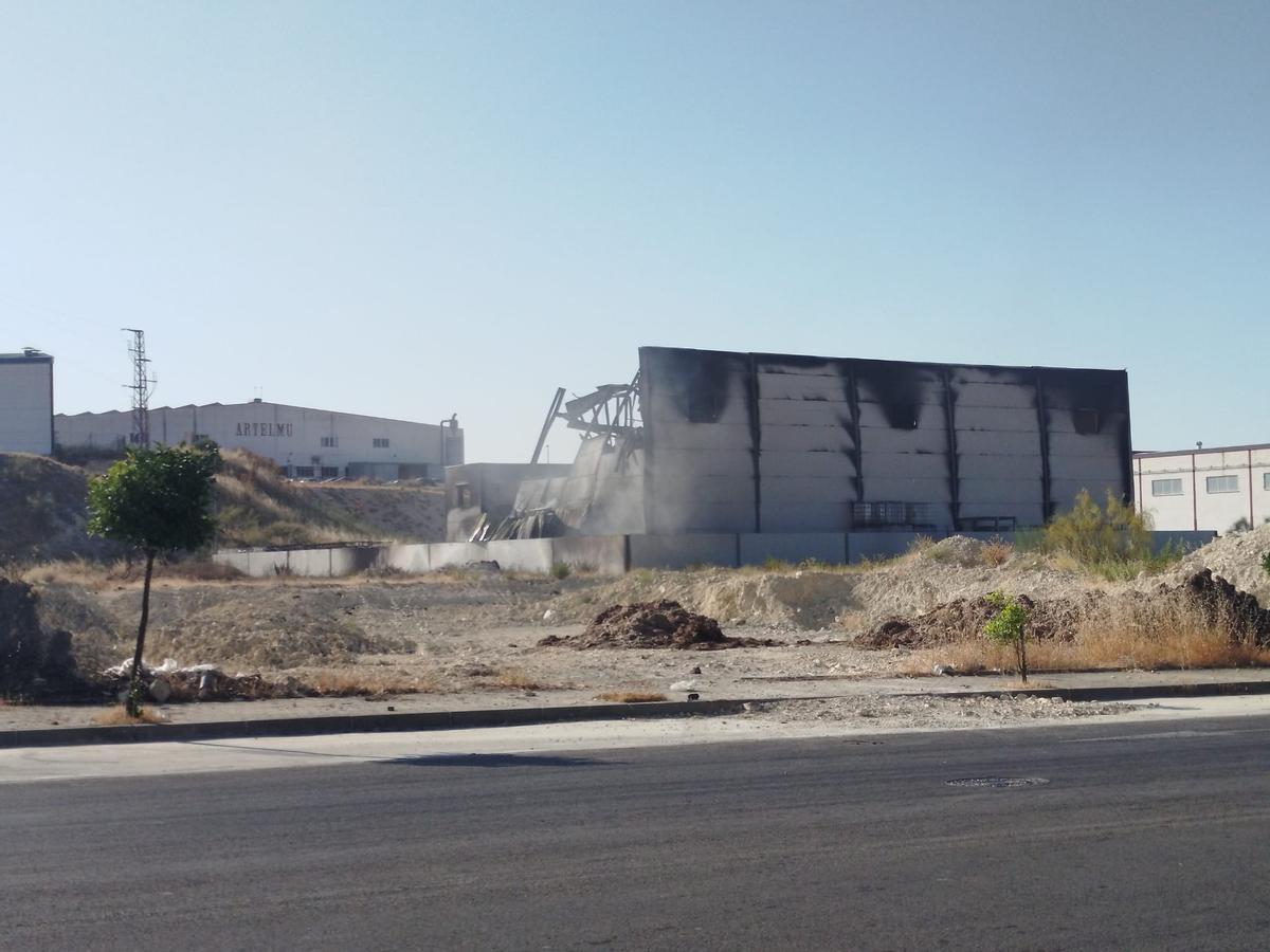 Estado en el que han quedado las instalaciones de la nave industrial en Lucena