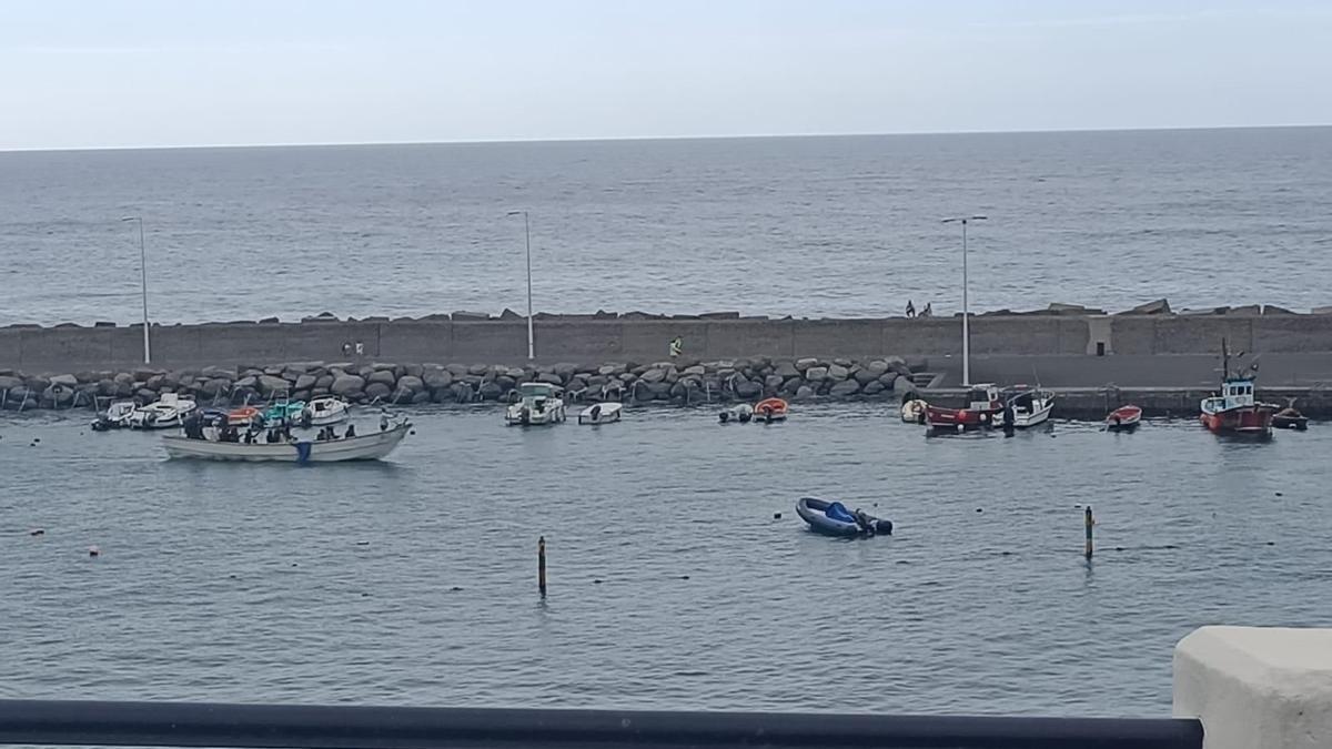 La patera en el momento en que entra al muelle de La Aldea