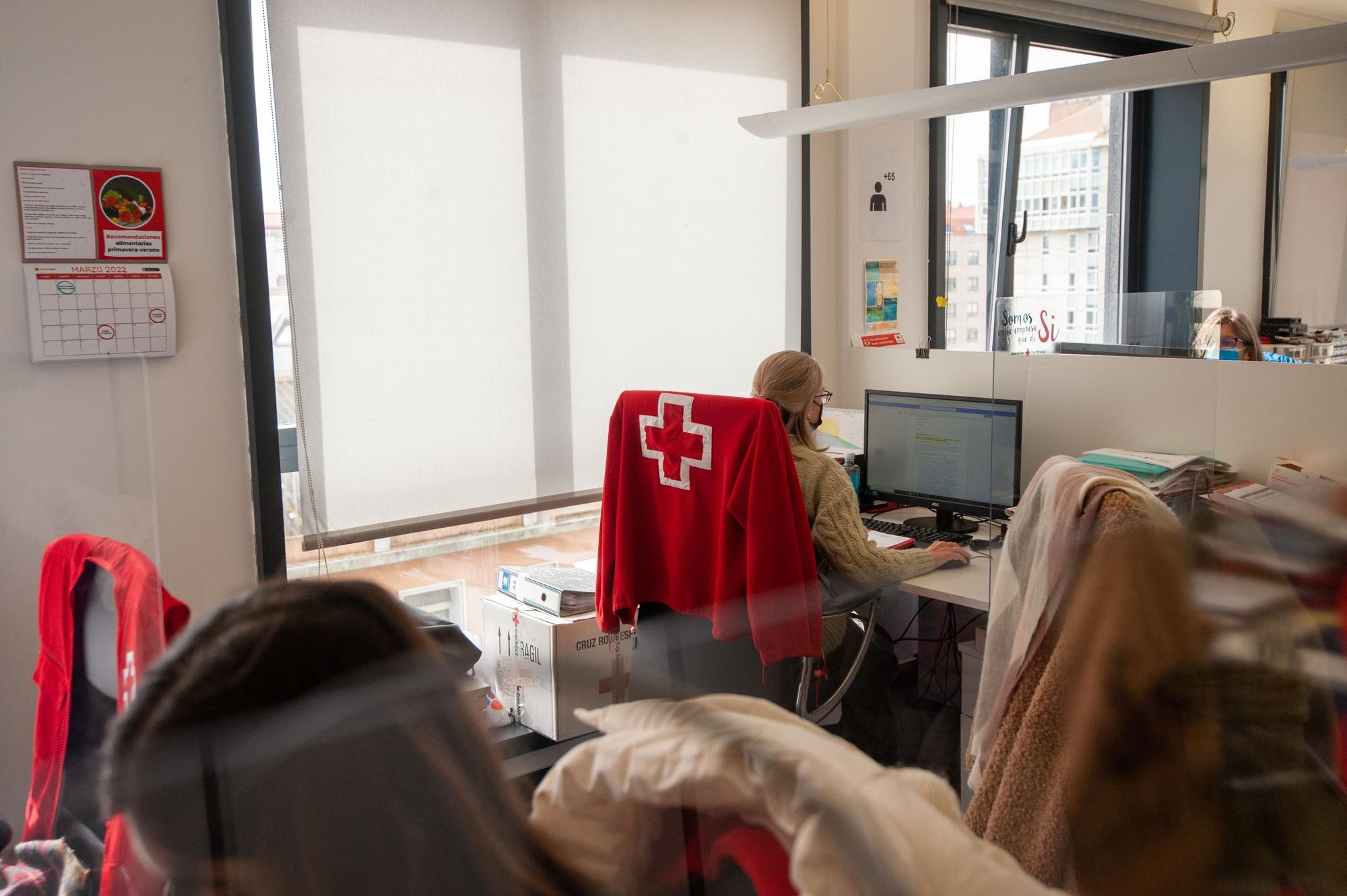 Inés Rey y Yoya Neira visitan la sede de Cruz Roja en A Coruña