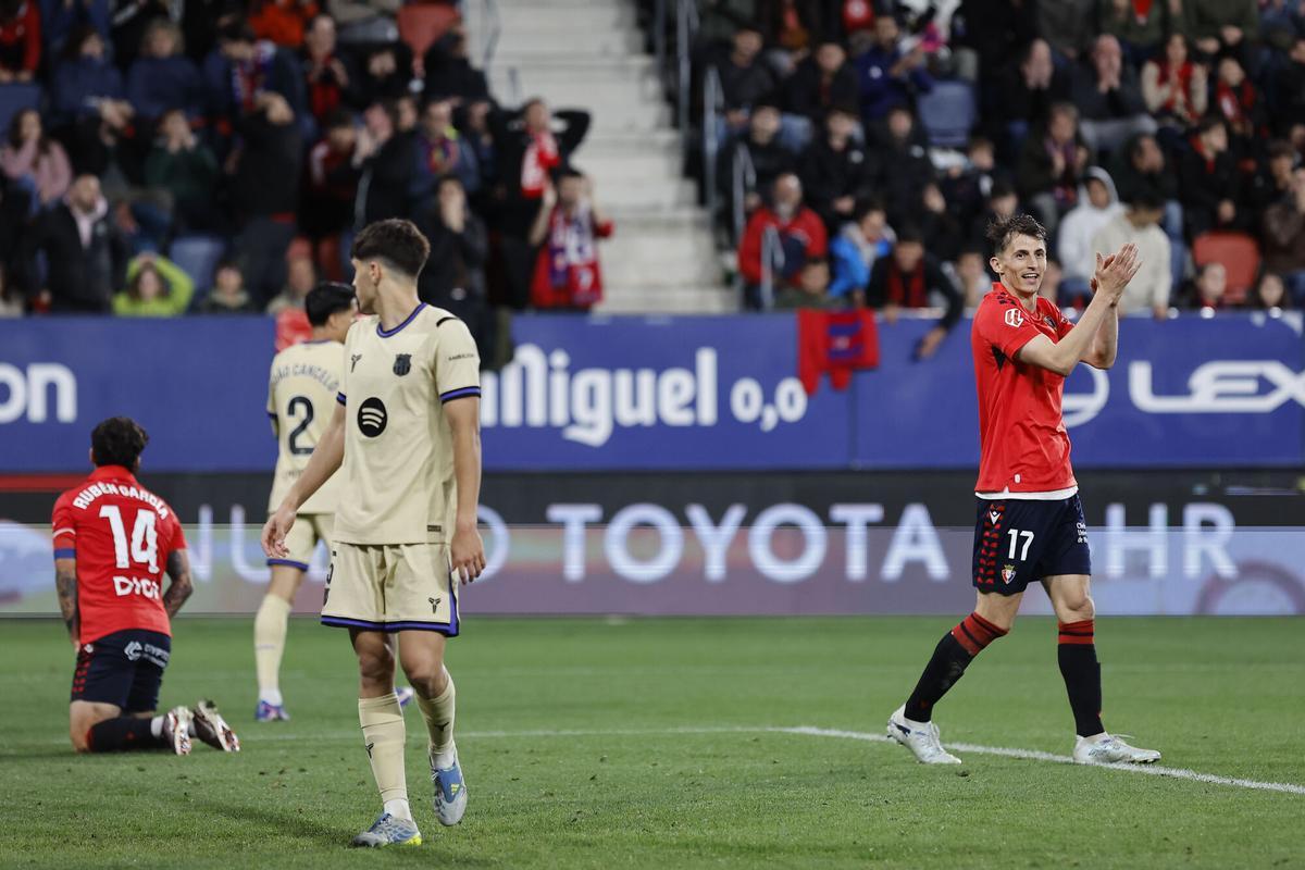 PAMPLONA, 02/05/2026.- El delantero de Osasuna Ante Budimir (d), durante el partido de LaLiga de fútbol que CA Osasuna y FC Barcelona disputan este sábado en el estadio de El Sadar, en Pamplona. EFE/Villar López