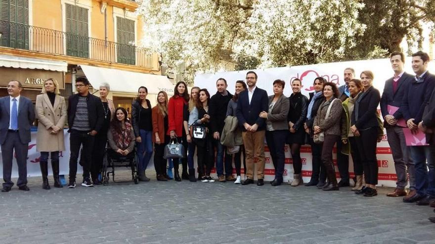 Los políticos ayer con palmesanas campeonas en diferentes deportes.