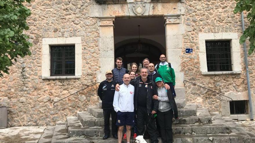 Alonso, junto al presidente Boscana y el resto de miembros del club, posan en Lluc.