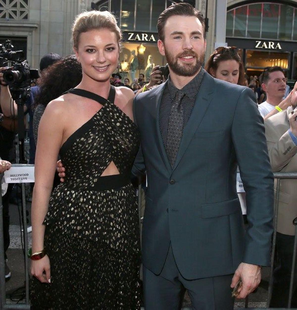 Emily VanCamp y Chris Evans, en la première de Capitán América: Civil War en Los Ángeles.