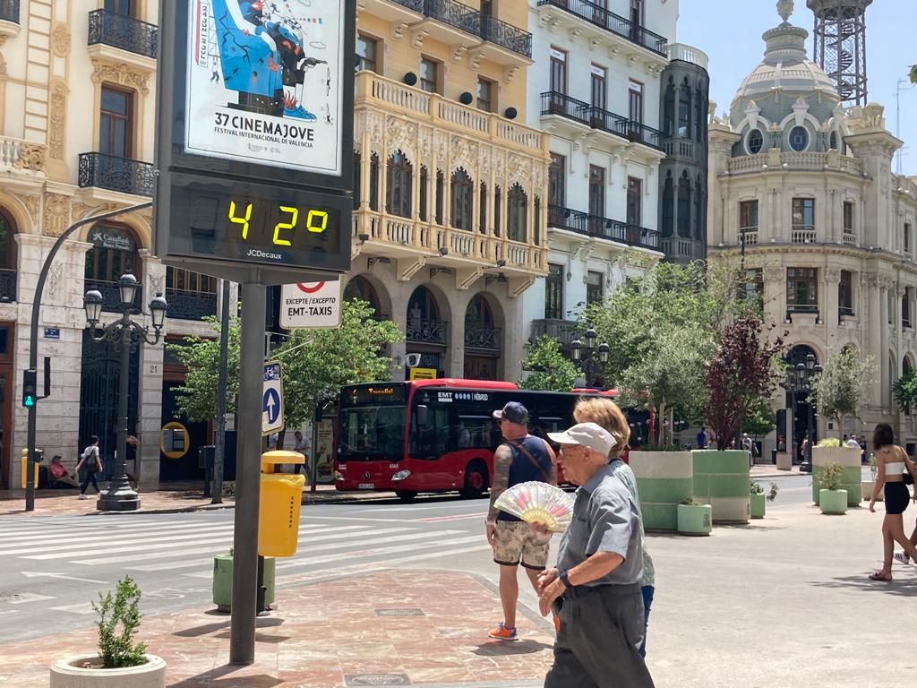 València se achicharra a 43 grados en el día más tórrido de la ola de calor