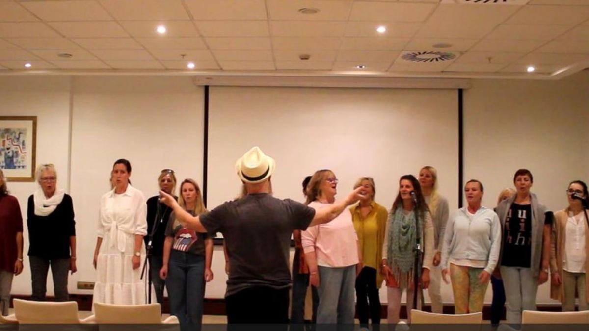 Los integrantes de The Chor Andaluz, durante un ensayo en un hotel de Estepona. | L.O.