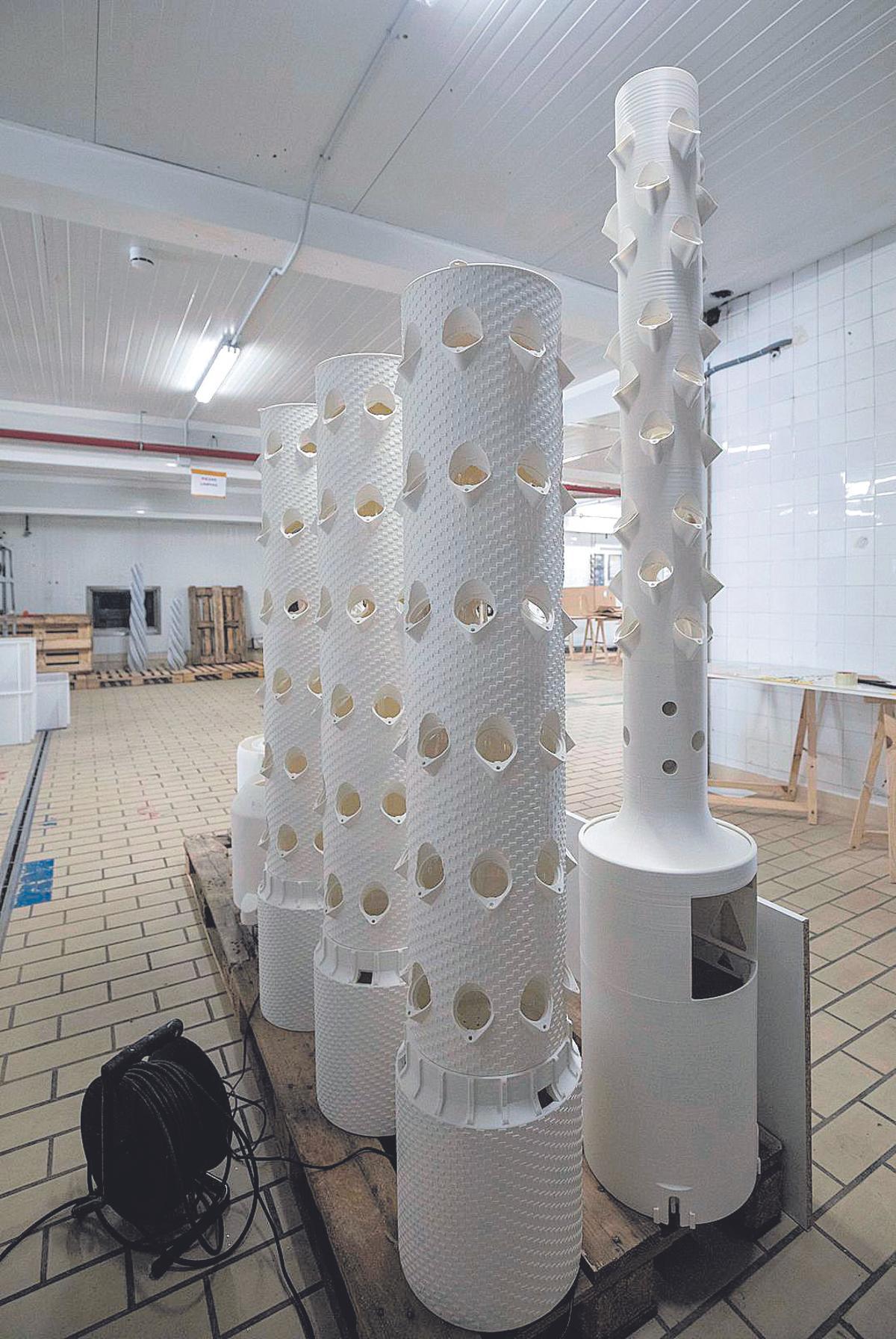 Prototipos de torre de cultivo vertical.