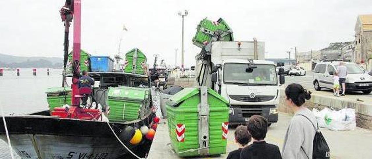 La descarga de basura procedente de Ons cuando todavía se trasladaban al puerto de Aldán. |   // S.ÁLVAREZ