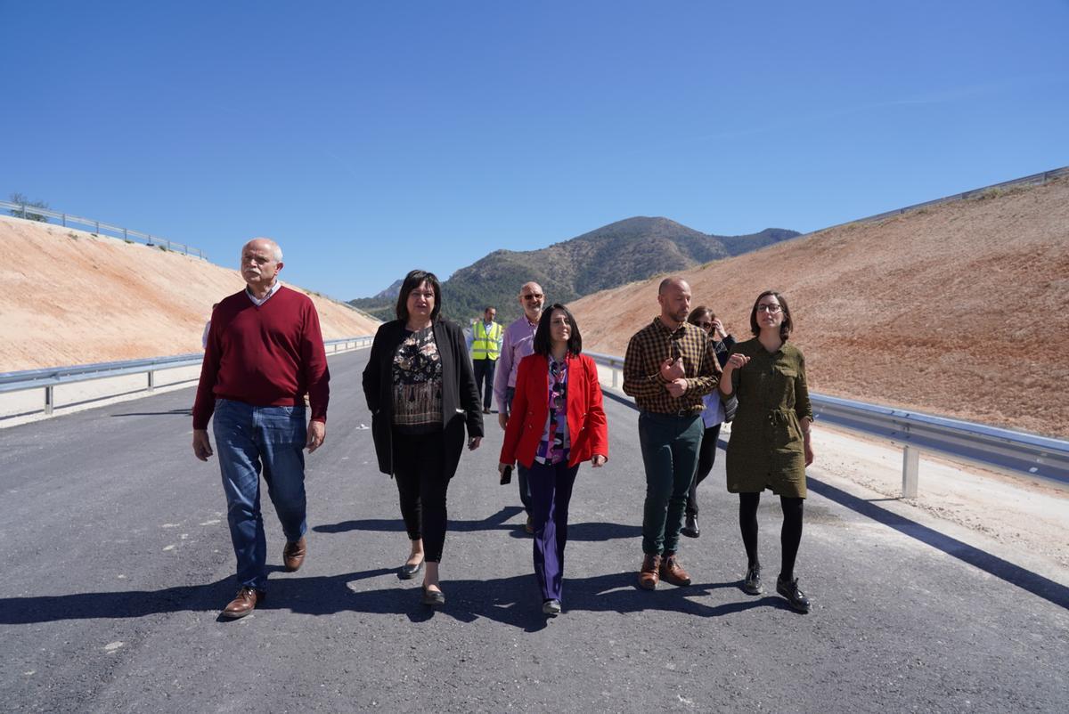 La consellera Rebeca Torró, junto con la alcaldesa de Algueña (segunda por la izquierda) y otras autoridades, en la visita a las obras de la variante de esta localidad.