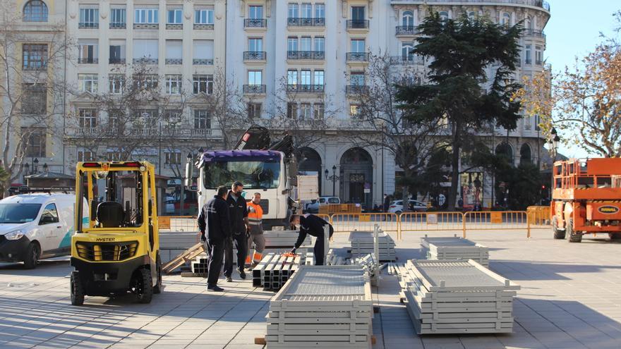 Comienza el montaje de la 'jaula' de la mascletà en el Ayuntamiento