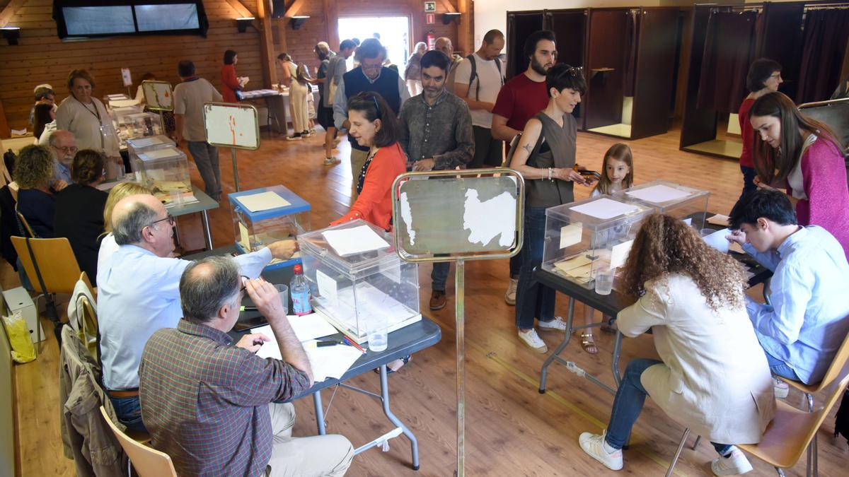 Varios zaragozanos votan en un colegio electoral durante las elecciones autonómicas y municipales de este año.