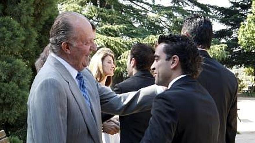 El Rey saluda a Xavi durante la recepción en La Zarzuela.