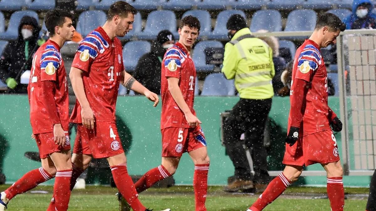 Los jugadores del Bayern abandonan el campo apesadumbrados tras la eliminación