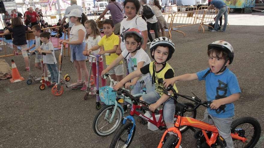 Los niños disfrutaron ayer de varias actividades en la Praza do Regueiro. // S.A.
