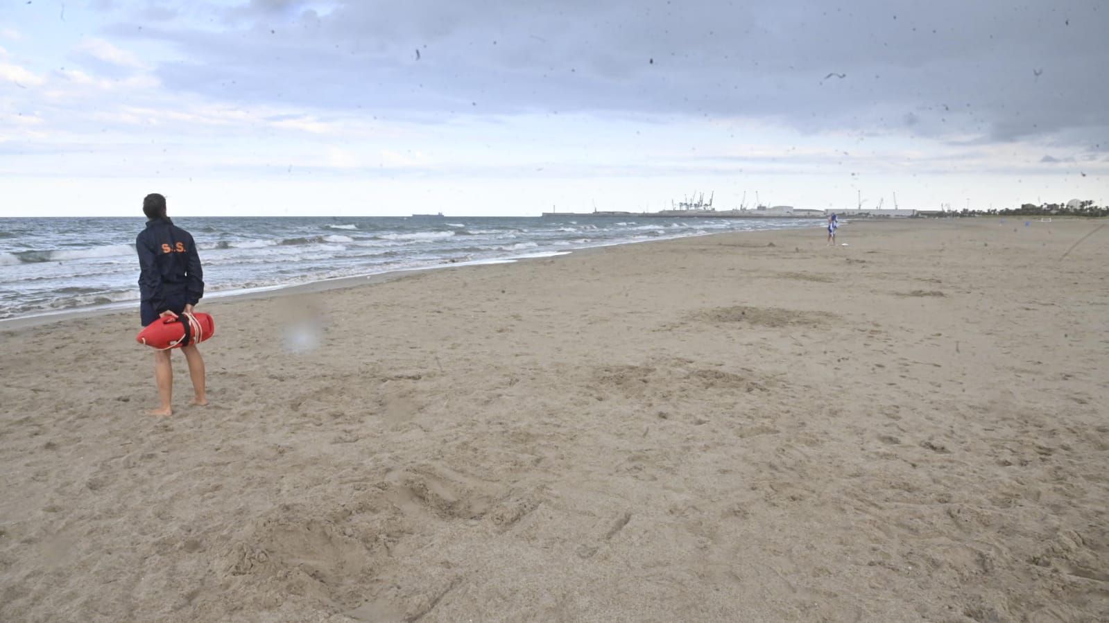 Imágenes de las playas de Castelló, cerradas para evitar aglomeraciones.