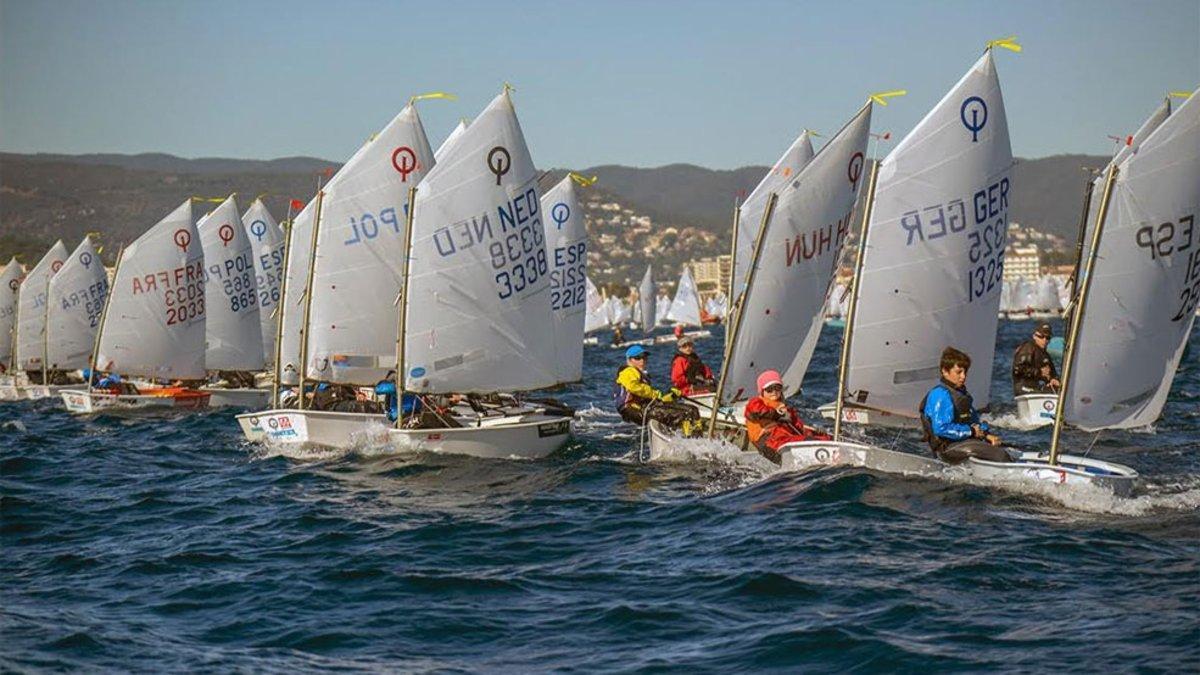 Lucha entre los participantes para ganar la regata