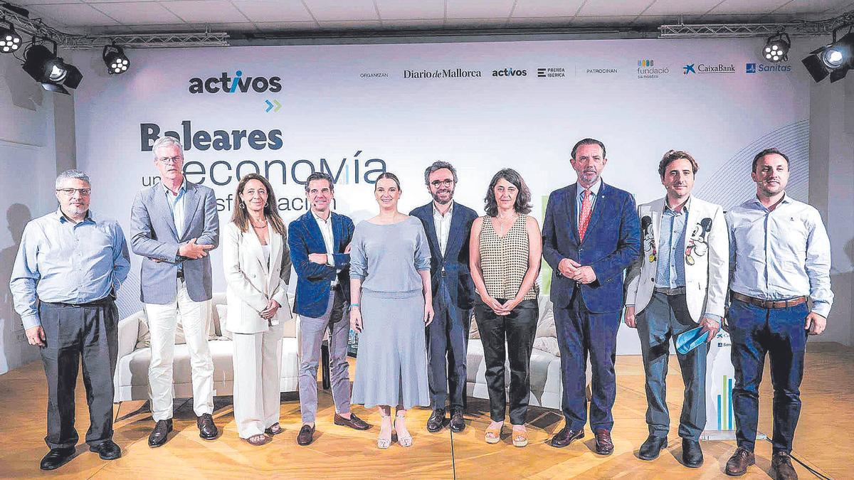 De izquierda a derecha, Antoni Aloy, socio fundador y gerente de APSL; Martí Saballs, director de Información Económica de Prensa Ibérica; Marga Martínez, fundadora y CEO de Gladtolink; Christian Boutin, director general para España y Portugal de Amadeus; Marga Prohens, presidenta del Gobierno balear; Aitor Moll, consejero delegado de Prensa Ibérica; Marisa Goñi, directora de ‘Diario de Mallorca’; Alejandro Sáenz de San Pedro García, consejero balear de Empresa, Empleo y Energía; José Mañas, CEO de Wireless DNA, y Juan Mateos Tejedor, CEO CEO de Juniper Travel Technology