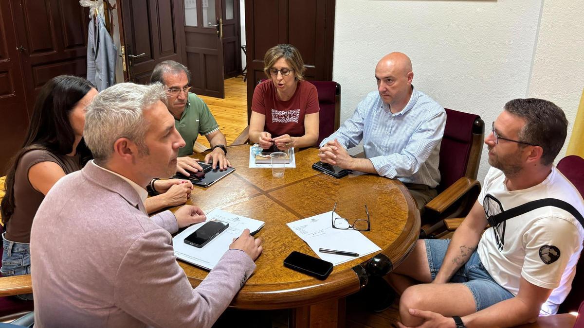 Autoridades y vecinos de Tagarabuena, en la reunión celebrada en el Ayuntamiento.