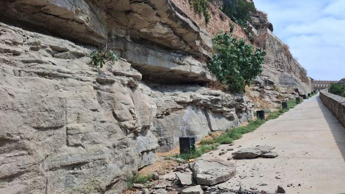 Les restes de l'esllavissada encara són a terra