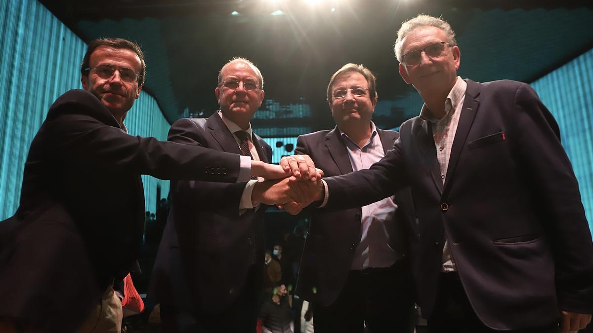 Guillermo Fernández Vara, José Antonio Monago, José Luis Quintana y MIguel Ángel Gallardo, se dan la mano.