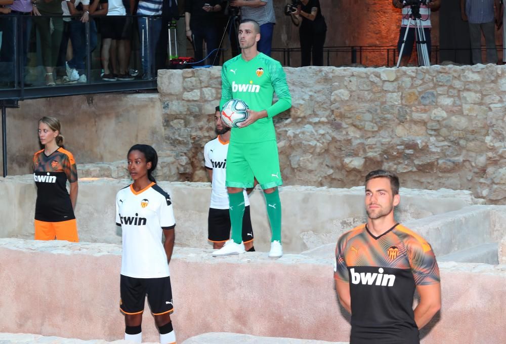 Así es la nueva equipación del Valencia CF para la temporada 2019/2020