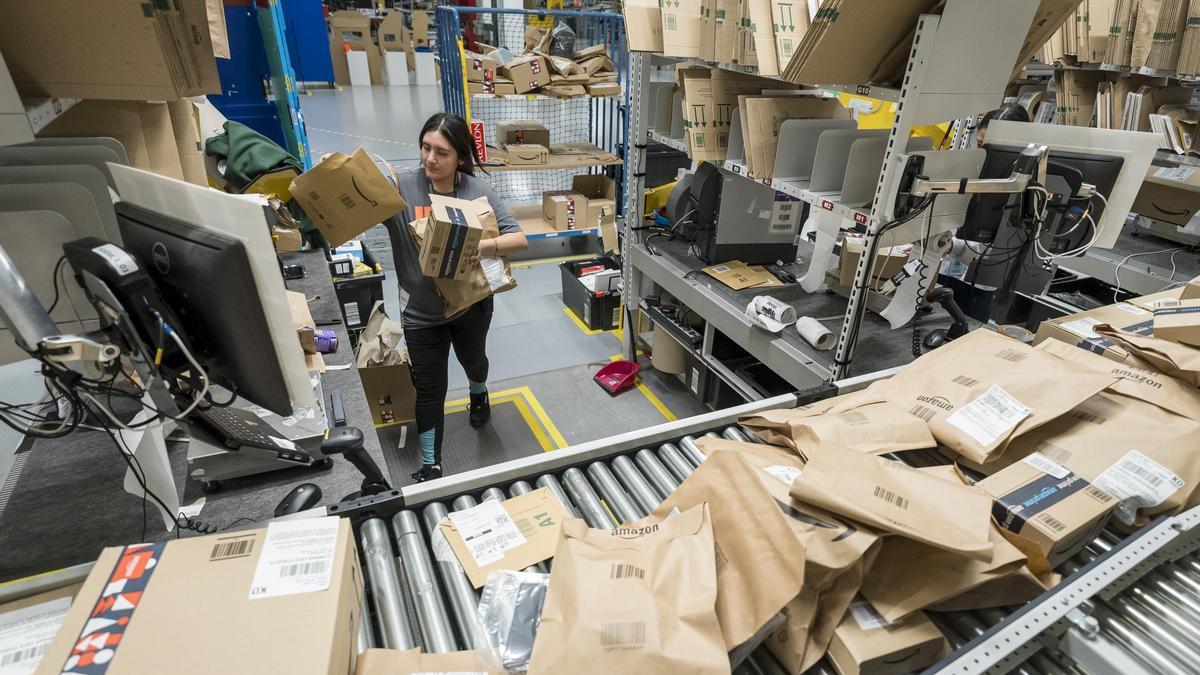 Una trabajadora de un centro logístico de la compañía de comercio electrónico Amazon