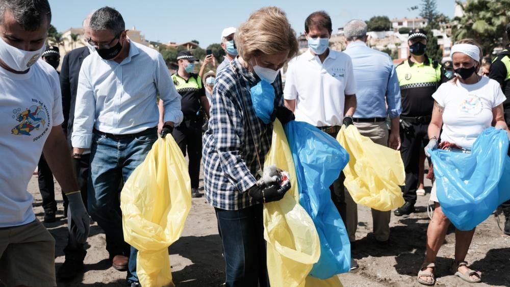 La Reina Sofía participa en una recogida de residuos en una playa de Rincón