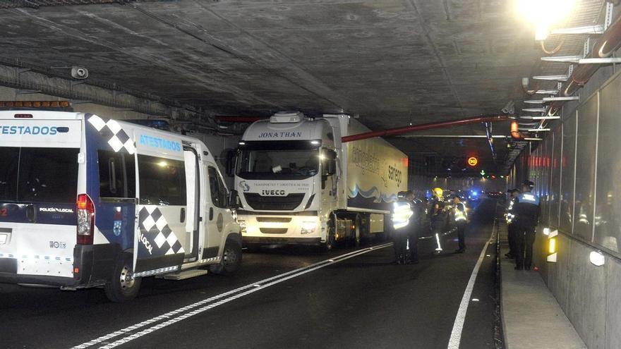 Un camión queda atrapado en el túnel de María Pita de A Coruña