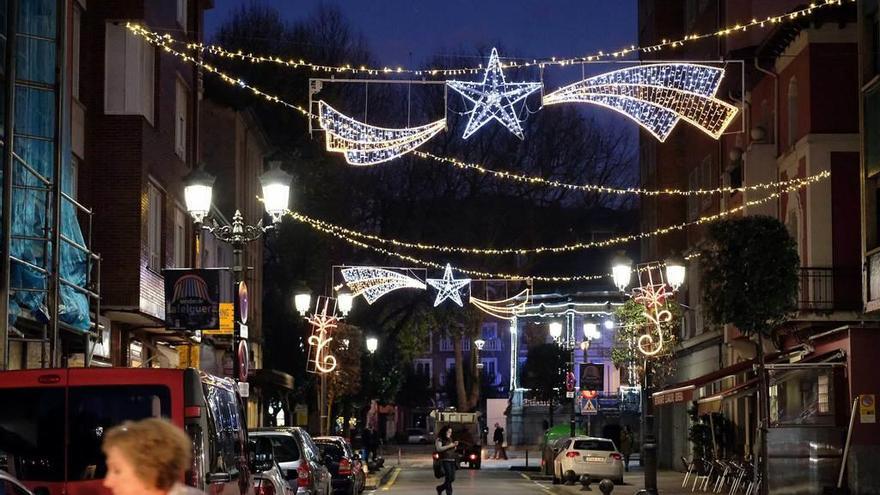 Arcos navideños en la calle Ramón Bautista Clavería de La Felguera.