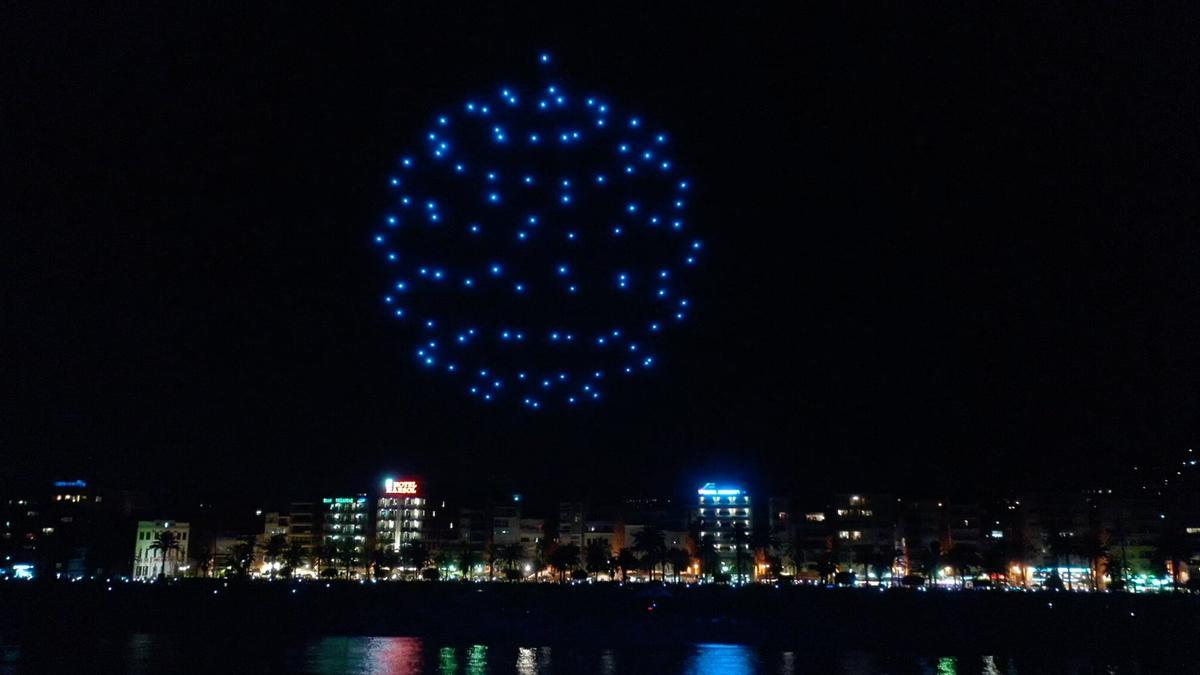 Avance del espectáculo de drones sobre la playa.