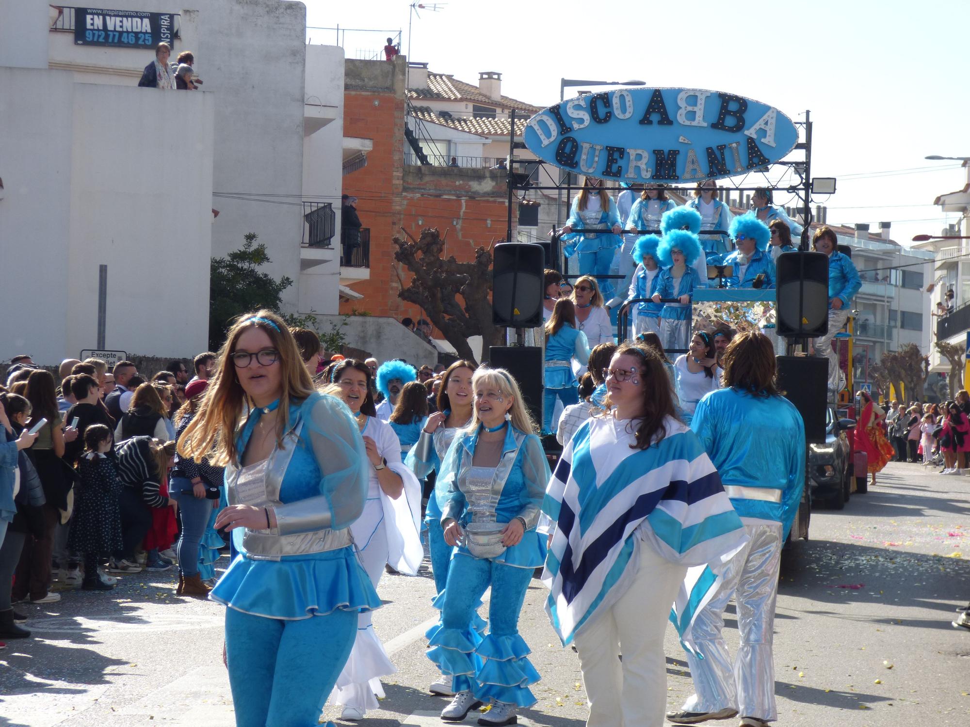 L'Escala vibra amb una rua de carnaval carregada d'imaginació