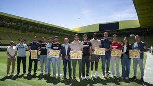 Los jugadores del Villarreal Alfonso Pedraza y Pape Gueye junto a los participantes en el torneo.