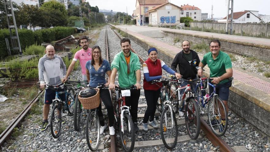 Un grupo de ciclistas en las vías de la antigua estación de Chapela. / Ricardo Grobas