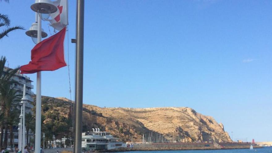 La bandera roja ondeó en la playa.