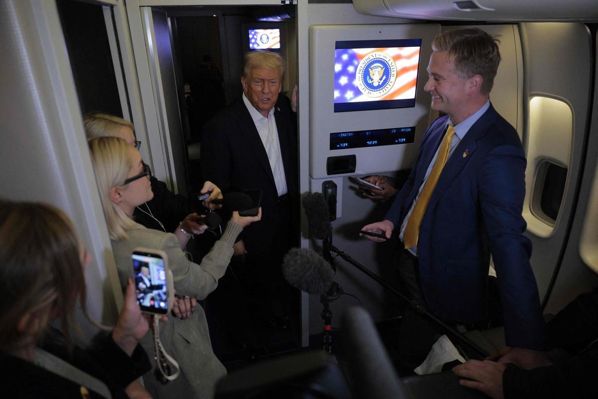 Trump atiende a los periodistas en una parada técnica del Air Force One en Inglaterra