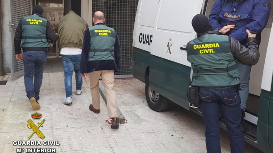 Los detenidos custodiados por la Guardia Civil