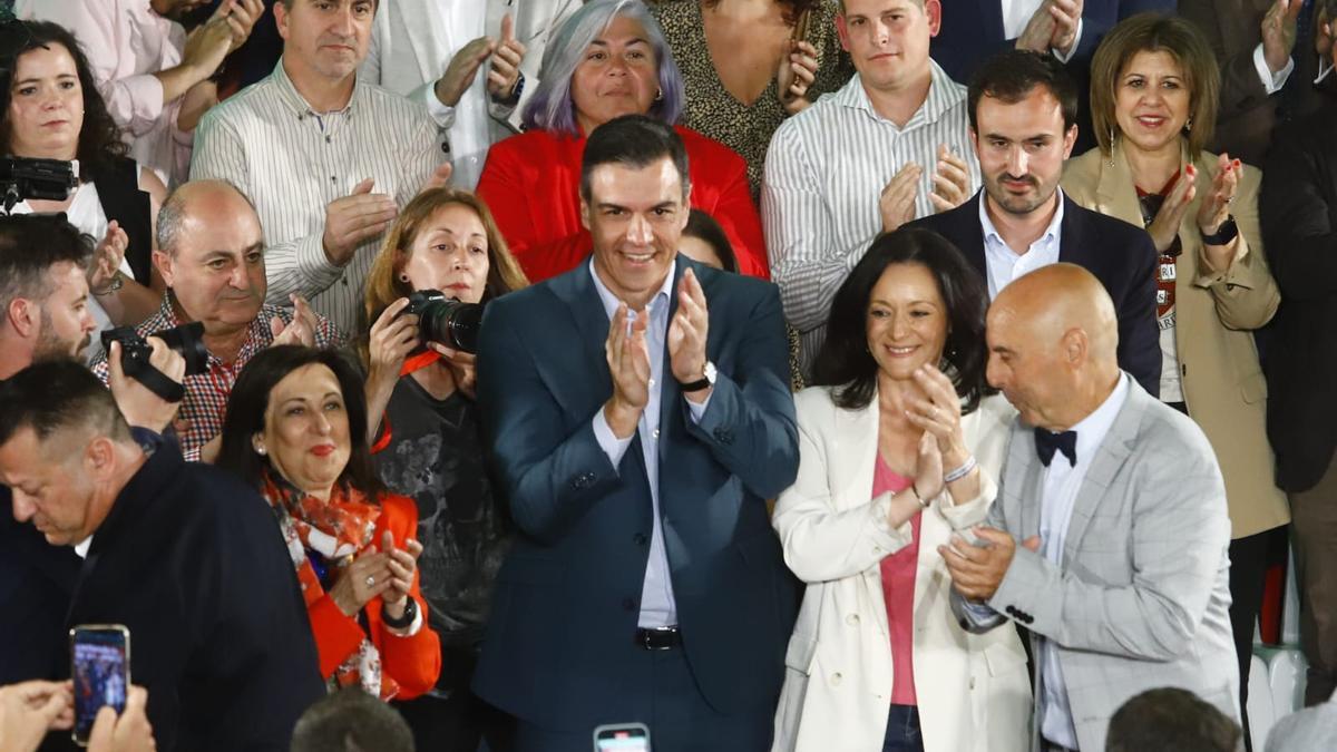 Margarita Robles, Pedro Sánchez, Rafi Crespín y Antonio Hurtado, en un mitin de campaña en Córdoba.