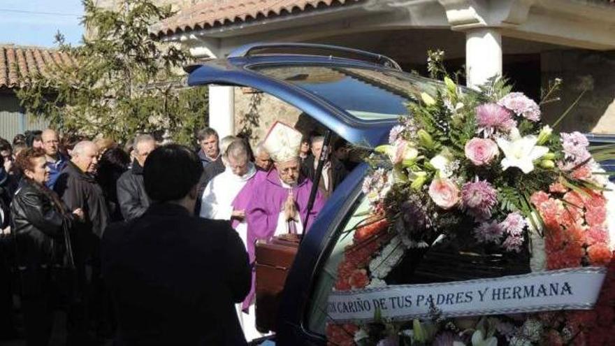 Dos imágenes del funeral que fue oficiado por el presidente de la Conferencia Episcopal Española, Ricardo Blázquez.