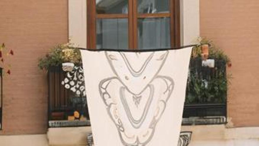 Lazos negros por las víctimas de la DANA en la exposición &quot;BalconArt&quot; en Oliva