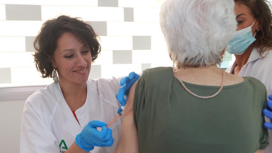 Archivo - Una mujer se vacuna contra la gripe y la covid en un centro de salud de Sevilla. A 16 de octubre de 2023 en Sevilla (Andalucía, España).