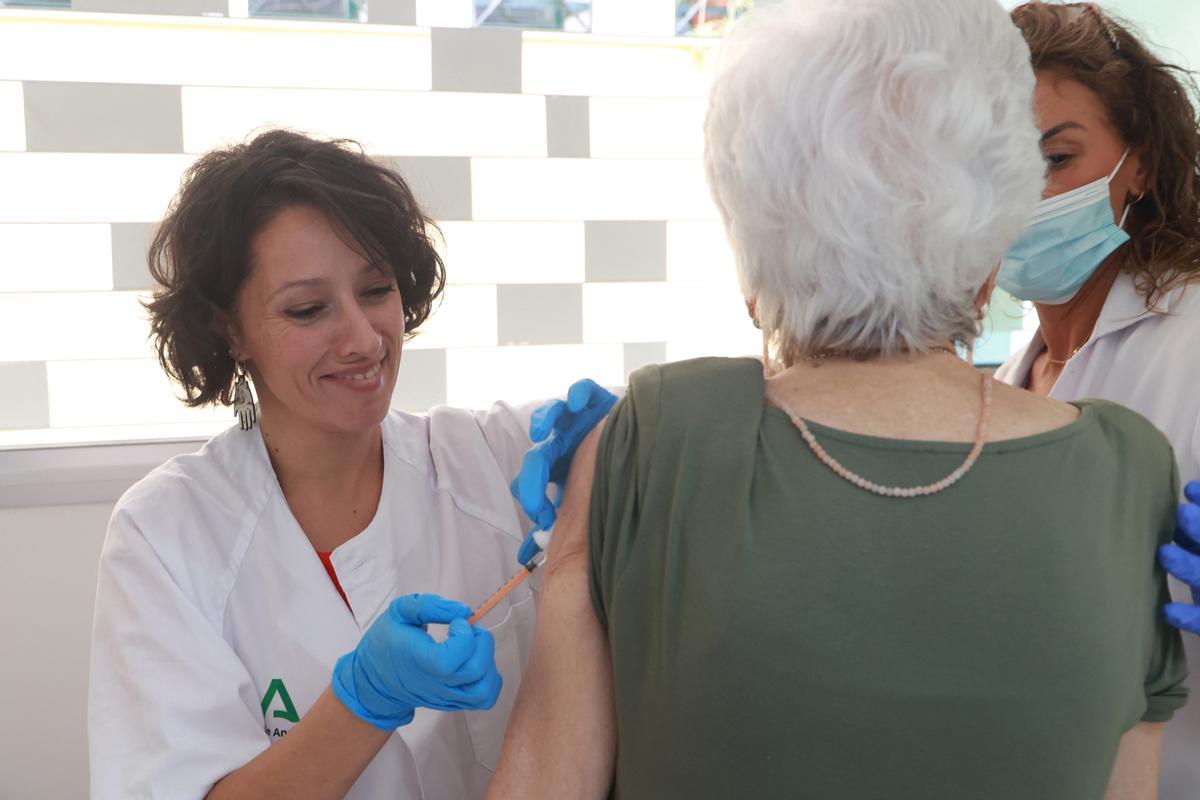 Archivo - Una mujer se vacuna contra la gripe y la covid en un centro de salud de Sevilla. A 16 de octubre de 2023 en Sevilla (Andalucía, España).