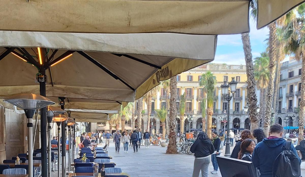 Un restaurante de la plaza Reial, con algunas estufas eléctricas encendidas, el pasado miércoles