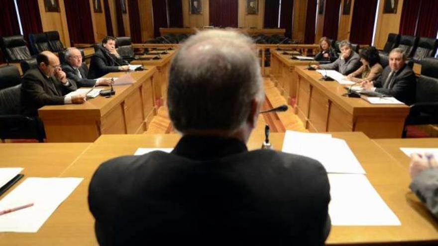 José Manuel Freire Couto, de espaldas, presidiendo el consejo que aprobó el presupuesto.  // Brais Lorenzo