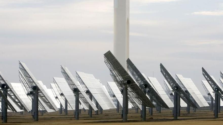 Vista de la planta solar de Abengoa en Sanlúcar La Mayor (Sevilla)