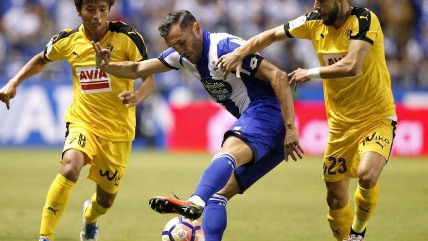 Juncà (d.) marca al deportivista Lucas Pérez. // Efe