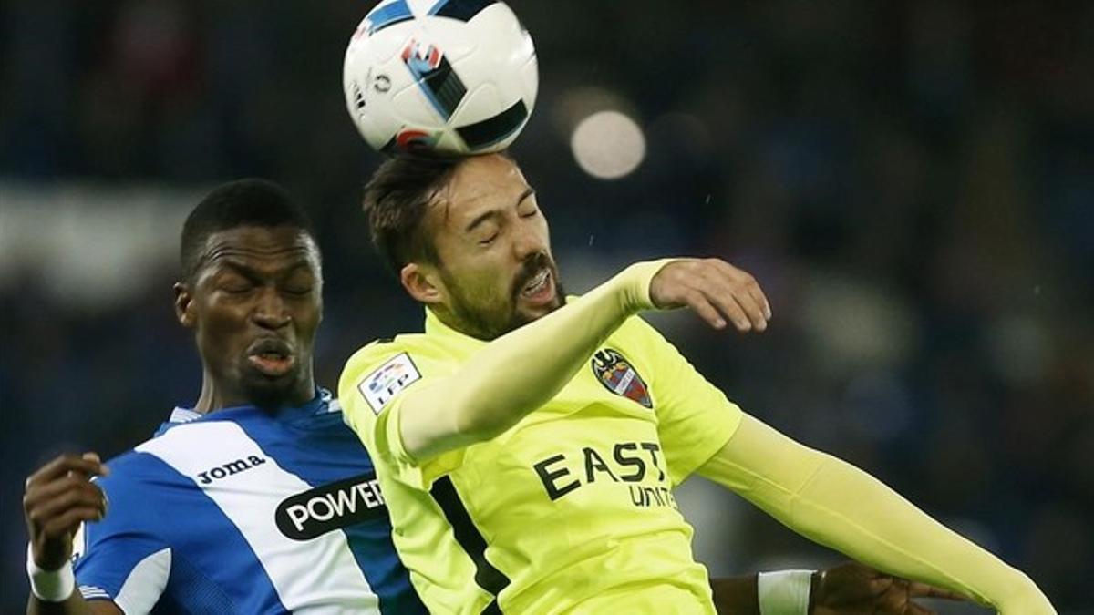 El blanquiazul Pape Diop y el levantinista Morales disputan un balón aéreo.