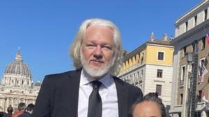 El Papa va oferir "asil" a Assange al Vaticà, segons la seva dona